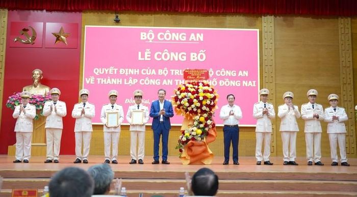 Bí thư Thành ủy Vũ Hồng Văn, Chủ tịch UBND thành phố Nguyễn Văn Út tặng hoa chúc mừng Công an thành phố Đồng Nai - Ảnh: Công an TP. Đồng Nai