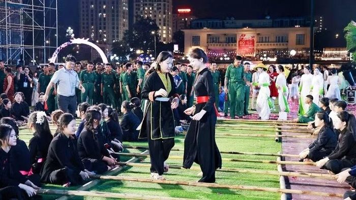 Màn trình diễn nhảy sạp cộng đồng lớn nhất Việt Nam do tỉnh Thái Nguyên dàn dựng được xác lập kỷ lục lớn nhất Việt Nam với sự tham gia của 1.000 cặp sạp.