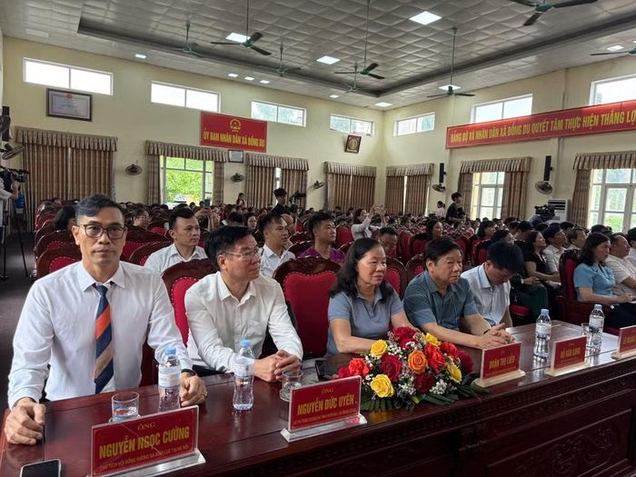Các đại biểu dự hội nghị triển khai mô hình tại Trường tiểu học Đồng Du xã Bình Lục.