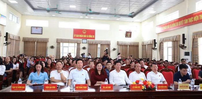 Các đại biểu dự hội nghị triển khai mô hình tại Trường tiểu học Đồng Du xã Bình Lục.