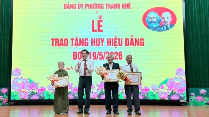 Bí thư Đảng ủy phường Thanh Khê Nguyễn Thành Tiến trao Huy hiệu 60 năm tuổi Đảng cho các đảng viên.