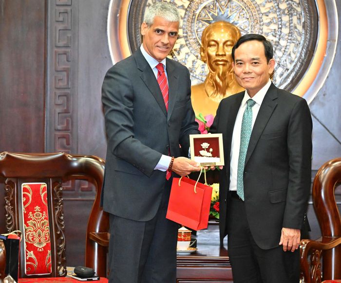  Bí thư Thành ủy TPHCM Trần Lưu Quang tặng quà lưu niệm đến Tổng lãnh sự Cuba tại TPHCM Mauricio Alejandro Martinez Duque. Ảnh: VIỆT DŨNG 