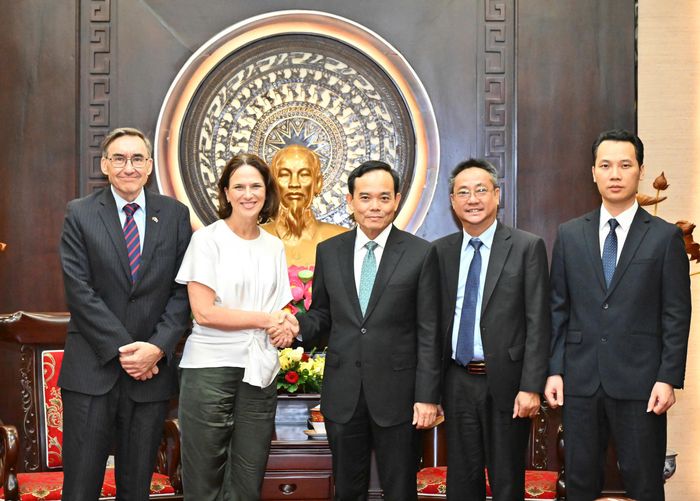  Bí thư Thành ủy TPHCM Trần Lưu Quang và Tổng lãnh sự Australia tại TPHCM Kate Wallace chụp ảnh lưu niệm cùng các đại biểu. Ảnh: VIỆT DŨNG 