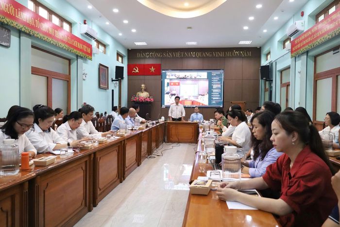 Buổi tập huấn được kết hợp giữa hình thức trực tiếp và trực tuyến kết nối với điểm cầu các xã, phường, đặc khu