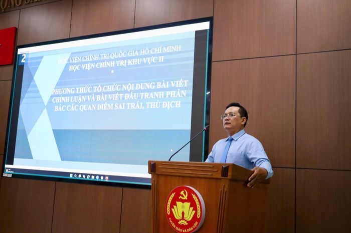 TS Vũ Trung Kiên trình bày nội dung tập huấn chuyên đề đầu tiên