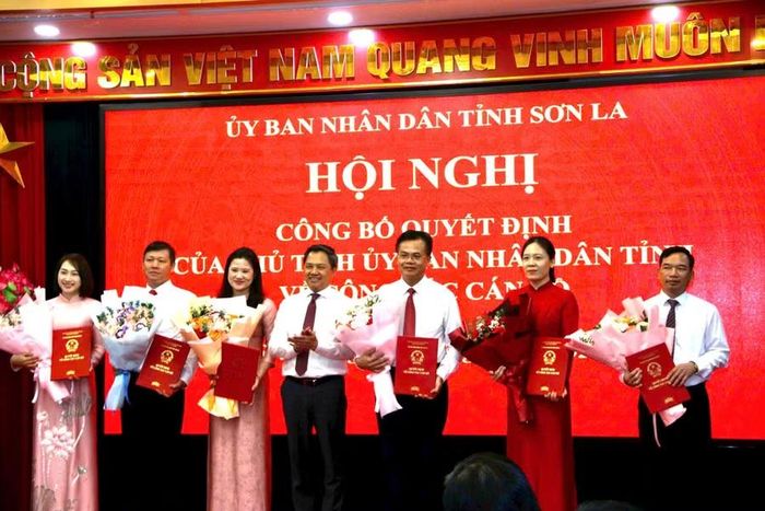 Chủ tịch UBND tỉnh Sơn La trao quyết định bổ nhiệm Giám đốc, Phó Giám đốc Sở, ngành.