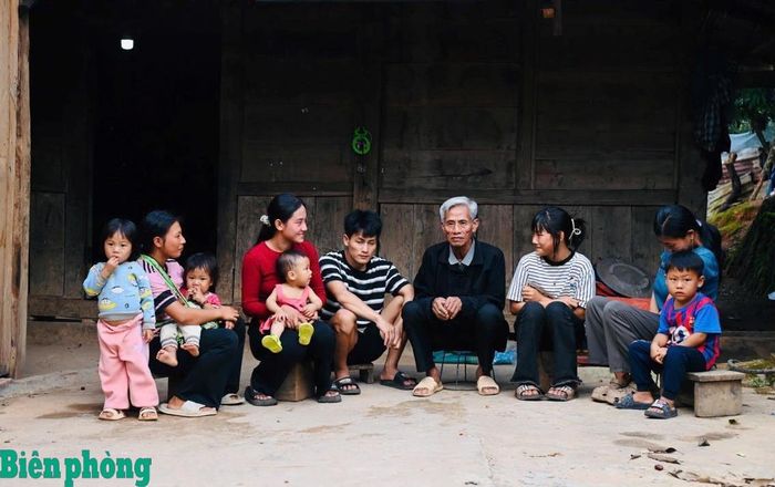 Ông Ly Xạ Pu bày cách làm ăn kinh tế cho các con cháu trong gia đình trước hiên nhà. Ảnh: Đức Duẩn
