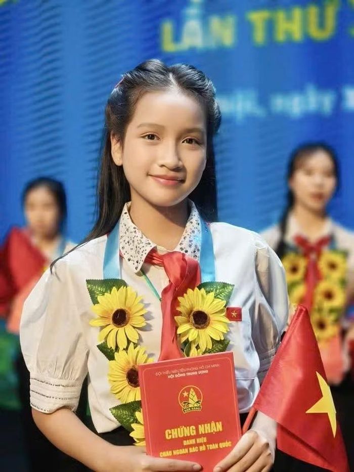 Thiên Kim, ca sĩ nhí, trình bày ca khúc Ai yêu Bác Hồ Chí Minh hơn thiếu niên nhi đồng gây sốt trong chương trình Tổ quốc trong tim.