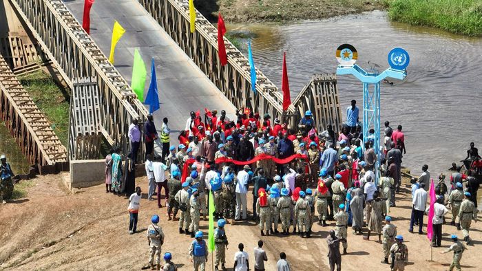 Người dân tại Abyei cùng lực lượng Gìn giữ hòa bình Việt Nam trong ngày khánh thành các công trình giao thông trọng điểm. Ảnh: Đội Công binh