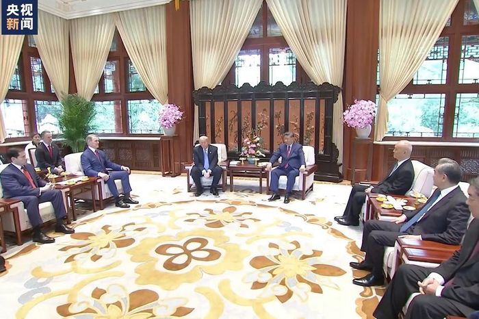 Cuộc gặp giữa Tổng thống Mỹ Donald Trump và Chủ tịch Trung Quốc Tập Cận Bình hôm 15/5. Ảnh: CCTV