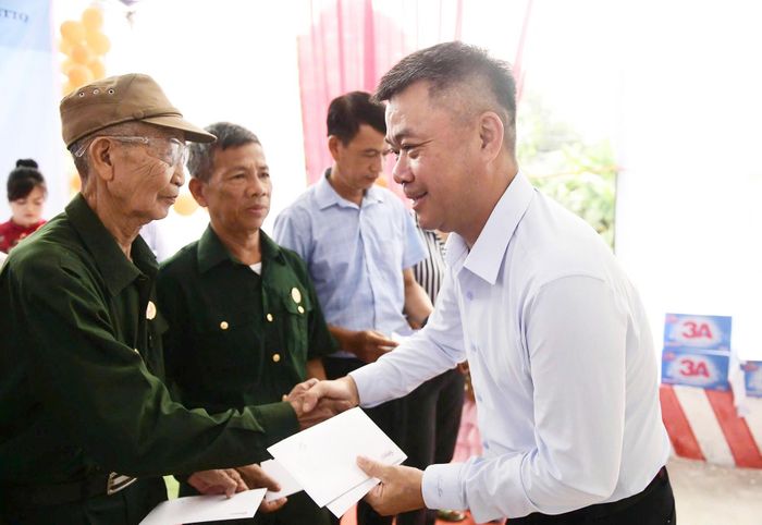 Ông Nguyễn Văn Bá, Tổng Biên tập Báo VietNamNet tặng quà cho các gia đình có hoàn cảnh khó khăn