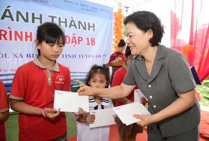 Bà Vũ Thị Bích Việt - nguyên Phó Chủ tịch UBND tỉnh, Chủ tịch Hội Khuyến học tỉnh Tuyên Quang tặng quà cho các em học sinh có hoàn cảnh khó khăn