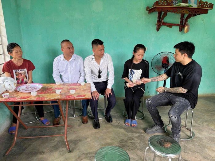 Đại diện nhà tài trợ đã trao tặng 1 máy tính trị giá 15 triệu đồng cùng 5 triệu đồng tiền mặt cho em Lương Diệu Linh, học sinh lớp 11 có hoàn cảnh khó khăn nhưng luôn nỗ lực vươn lên học giỏi