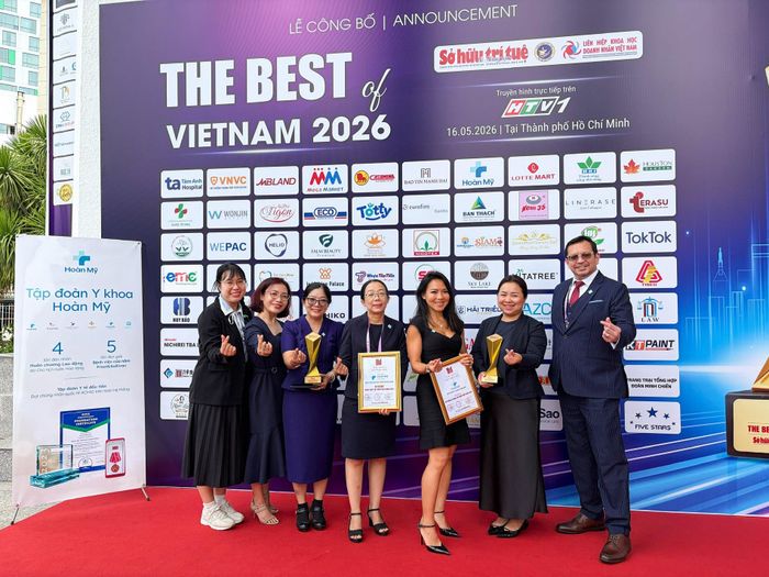 Đại diện Tập đoàn Y khoa Hoàn Mỹ tại lễ công bố “The Best of Vietnam 2026”, nơi doanh nghiệp được vinh danh nhờ những đóng góp trong lĩnh vực y tế và chăm sóc sức khỏe. Ảnh: HM