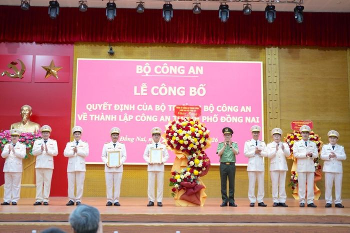 Đại tướng Lương Tam Quang, Bộ trưởng Bộ Công an trao quyết định cho Công an TP Đồng Nai. Ảnh: CAĐN