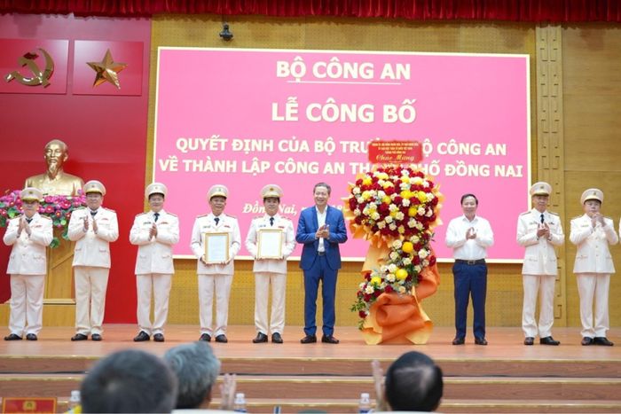 Lãnh đạo TP Đồng Nai tặng hoa chúc mừng Công an thành phố. Ảnh: CAĐN