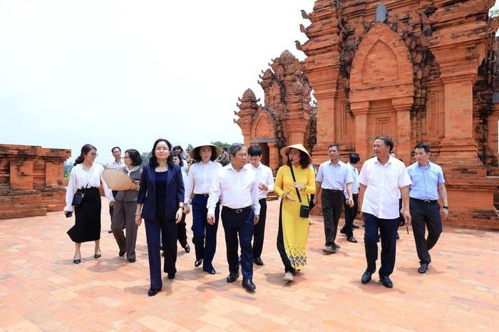 Chủ tịch UBND Hà Nội Vũ Đại Thắng cùng Thứ trưởng Bộ VHTTDL Trịnh Thị Thủy kiểm tra Làng VHDL. Ảnh: Lê Hải