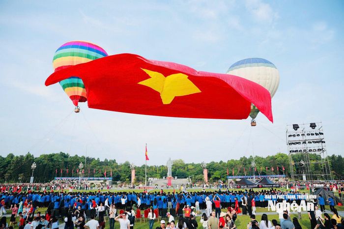 Nghệ An tổ chức hoạt động bay đại kỳ Tổ quốc trên quy mô lớn trong dịp sinh nhật Bác năm 2025.