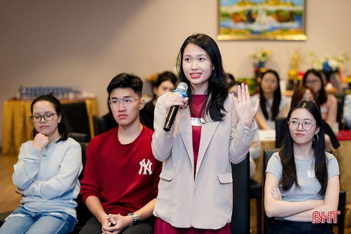 Mai Lê phát biểu tại hội thảo giao lưu của trường University of Auckland.