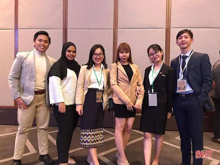  Mai Lê (thứ hai từ phải sang) tham gia chương trình lãnh đạo trẻ tại Kuala Lumpur, Malaysia thời sinh viên. 