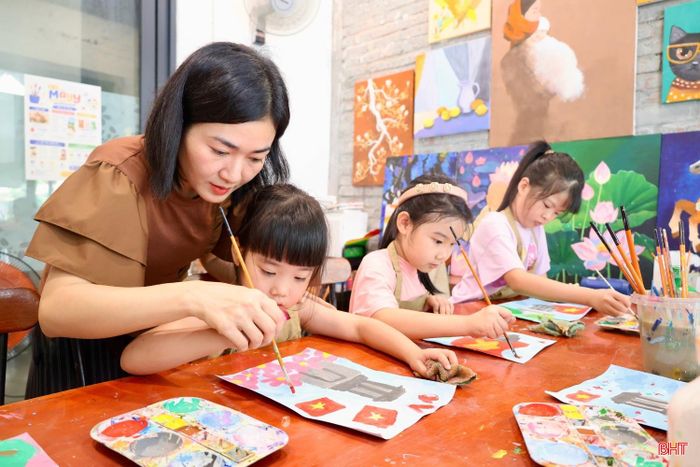 Không chỉ tại trường học, trung tâm dạy vẽ của cô Nguyễn Hải Như ở phường Thành Sen cũng tổ chức nhiều buổi học theo chủ đề về Bác Hồ. Cô Nguyễn Hải Như chia sẻ: “Tôi mong muốn thông qua những buổi học này, các em không chỉ rèn luyện kỹ năng hội họa mà còn có thêm cơ hội tìm hiểu về Bác Hồ. Qua đó, hình ảnh Bác được các em cảm nhận một cách tự nhiên, gần gũi hơn, góp phần bồi đắp những giá trị tốt đẹp trong nhận thức và tình cảm của các em”.