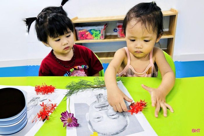 Tại Trường Mầm non Mickey - Đồng Môn (phường Thành Sen), các em nhỏ từ 3 - 5 tuổi cũng hào hứng tham gia hoạt động vẽ tranh và trang trí ảnh Bác Hồ. Dưới sự hướng dẫn của giáo viên, các em cẩn thận hoàn thiện từng sản phẩm bằng nhiều chất liệu khác nhau.