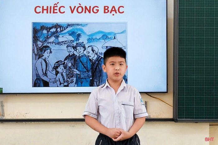 Tại Trường Tiểu học Đại Nài, giáo viên trực tiếp hướng dẫn để học sinh tự tin tham gia phần thi kể chuyện về Bác Hồ. Nhiều em mạnh dạn thể hiện khả năng diễn đạt và cảm xúc của mình trước tập thể lớp.