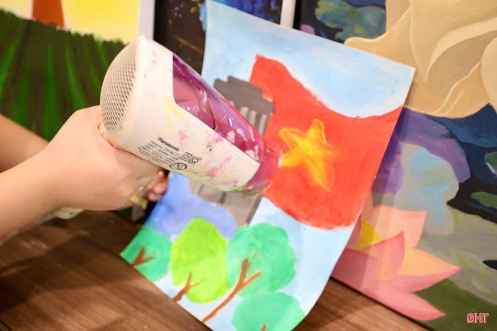 Sau khi hoàn thiện, các bức tranh được giáo viên hỗ trợ sấy khô để các em mang về nhà trưng bày.
