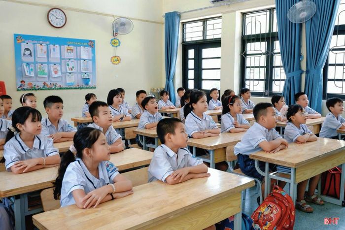 Bên cạnh hoạt động vẽ tranh, nhiều trường học còn tổ chức kể chuyện về Bác Hồ trong giờ sinh hoạt tập thể. Những câu chuyện giản dị về cuộc đời, đức tính của Bác được học sinh thể hiện bằng giọng kể hồn nhiên, mạch lạc, tạo không khí gần gũi, sôi nổi.