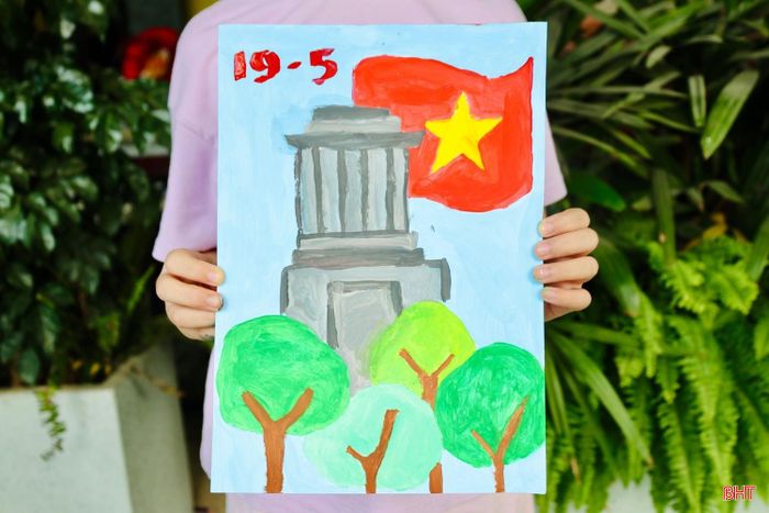Không chỉ đơn thuần là hoạt động vẽ tranh, qua từng nét bút, các em còn hiểu thêm về cuộc đời và đức tính giản dị của Bác Hồ. Những câu chuyện về Bác được giáo viên lồng ghép nhẹ nhàng trong từng buổi học. Qua đó, giúp học sinh thêm yêu quý và kính trọng Bác.