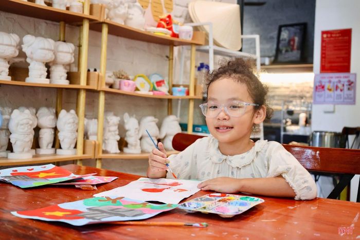 Chị Nguyễn Mỹ Dung - phụ huynh em Dương Ngọc Như Ý cho biết: “Tôi thấy hoạt động vẽ tranh theo chủ đề về Bác Hồ rất ý nghĩa đối với các cháu nhỏ. Qua những bức tranh, các con vừa được phát huy khả năng sáng tạo, vừa hiểu thêm về lịch sử và tình yêu quê hương, đất nước”.