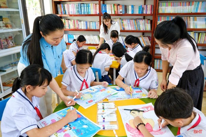 Nhiều tác phẩm được đầu tư bố cục, phối màu hài hòa, thể hiện rõ sự sáng tạo và khả năng cảm thụ mỹ thuật của các em.