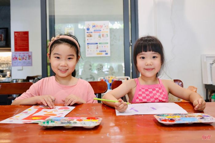 Được tự tay vẽ những bức tranh theo ý tưởng của mình, nhiều em học sinh tỏ ra thích thú và hào hứng. Các em mạnh dạn phối màu, sáng tạo bố cục để tác phẩm thêm sinh động.