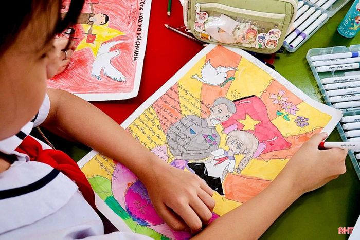 Em Nguyễn Tuệ Thư - học sinh lớp 5C, Trường Tiểu học Đại Nài chia sẻ: “Em rất vui khi được tham gia vẽ tranh về Bác Hồ cùng các bạn trong lớp. Qua những câu chuyện thầy cô kể, em hiểu thêm về cuộc đời giản dị và tình yêu của Bác dành cho thiếu nhi. Em mong sẽ có thêm nhiều hoạt động như thế này để chúng em được học tập và sáng tạo nhiều hơn”.