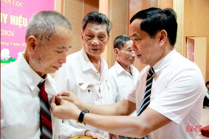 Lãnh đạo xã Can Lộc trao tặng Huy hiệu 60 năm tuổi Đảng cho các đảng viên.