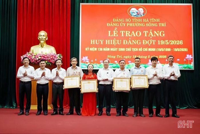 Lãnh đạo phường Sông Trí trao Huy hiệu Đảng cho các đảng viên.