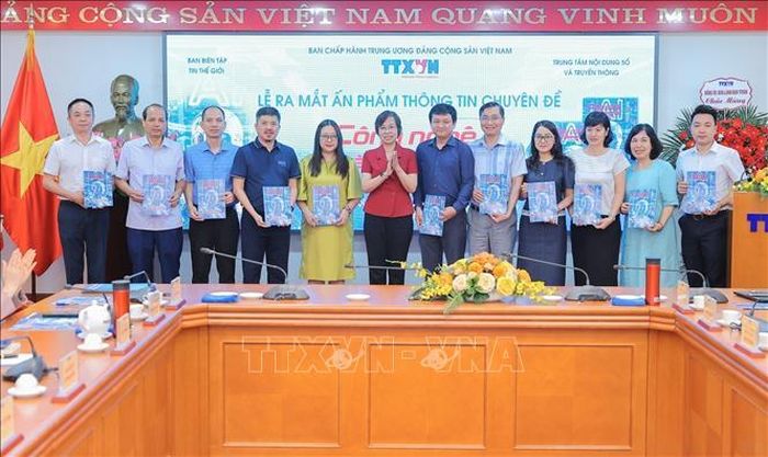 Đồng chí Vũ Việt Trang, Ủy viên Ban Thường vụ Đảng ủy các cơ quan Đảng Trung ương, Bí thư Đảng ủy, Tổng Giám đốc Thông tấn xã Việt Nam, Phó Trưởng Ban Tuyên giáo và Dân vận Trung ương trao tặng ấn phẩm cho đại diện các đơn vị của TTXVN. Ảnh: Lê Đông/TTXVN