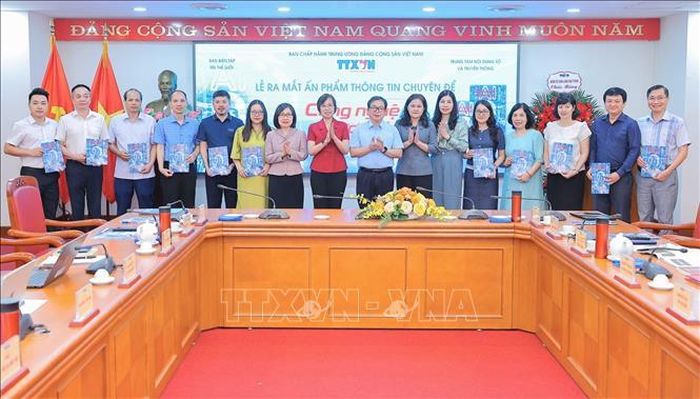 Các đại biểu tại Lễ ra mắt ấn phẩm thông tin chuyên đề "Công nghệ và Tương lai". Ảnh: Lê Đông/TTXVN