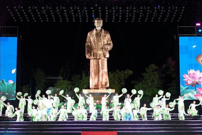 Chương trình nghệ thuật “Sen khởi tân khí” được dàn dựng theo hình thức bán thực cảnh quy mô lớn do Sở Văn hóa, Thể thao và Du lịch Nghệ An phối hợp với Sở Văn hóa và Thể thao, Nhà hát Kịch Thành phố Hồ Chí Minh thực hiện.