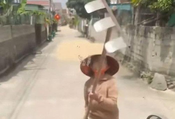 Hình ảnh bà Q. cầm cào lao vào đe dọa, tấn công tài xế.