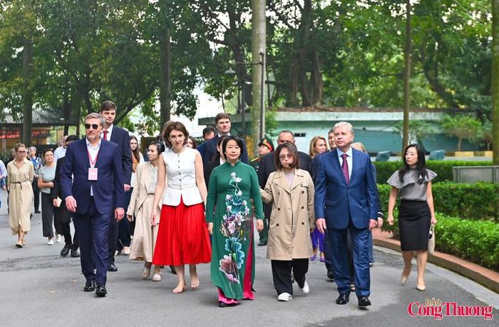 Việc giới thiệu về Bác Hồ tại Khu di tích có ý nghĩa rất sâu sắc trong việc tăng cường hiểu biết, củng cố tình hữu nghị và sự tin cậy giữa Việt Nam với bạn bè quốc tế.