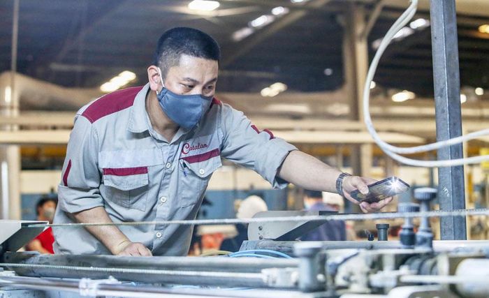 Dây chuyền sản xuất gạch tại Công ty cổ phần Catlanta, xã Văn Môn.