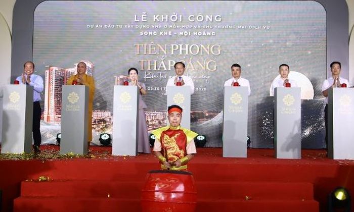 Đồng chí Phạm Văn Thịnh, Phó Chủ tịch UBND tỉnh và các đại biểu dự lễ khởi công dự án.