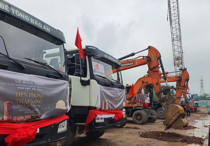 Chủ đầu tư huy động máy móc khởi công dự án tại phường Tiền Phong.