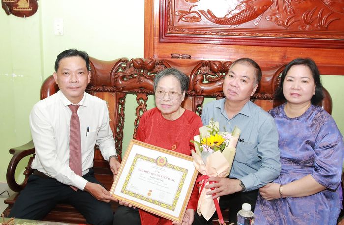 Đại diện lãnh đạo Đảng ủy phường Thanh Khê trao Huy hiệu 60 năm tuổi Đảng cho đảng viên Nguyễn Thị Dung. Ảnh: ĐẮC MẠNH