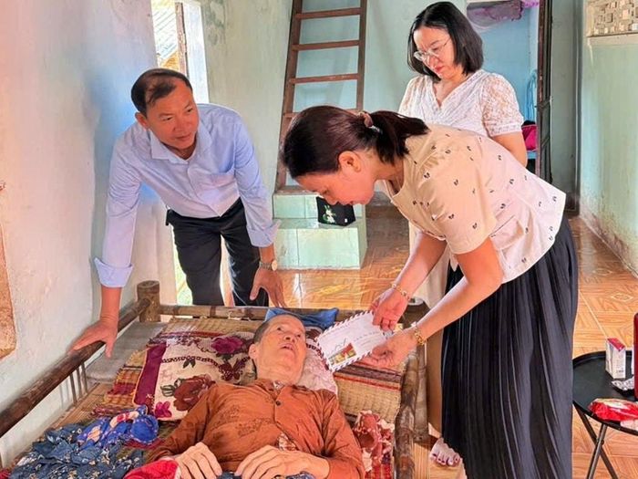 Ban Xây dựng Đảng xã Tam Xuân tặng quà hỗ trợ cho bà Mai Thị Hường. Ảnh: ĐÔNG YÊN