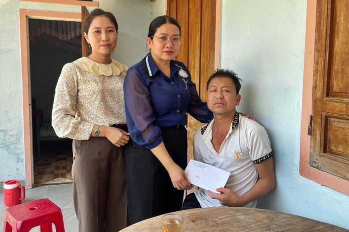 Ủy ban Kiểm tra xã Thạnh Bình chăm sóc các gia đình người có công cách mạng khó khăn trên địa bàn xã thông qua mô hình “Heo đất nghĩa tình”. Ảnh: ĐÔNG YÊN