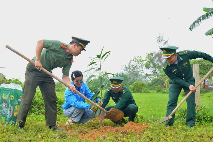 Mặt trận, Đoàn thanh niên xã Tam Anh phối hợp với các đơn vị quân đội, công an xây dựng vườn cây ăn quả, tạo sinh kế cho một số hộ nghèo trên địa bàn xã. Ảnh: ĐÔNG YÊN
