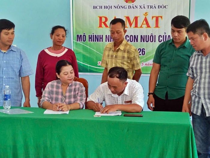 Hội Nông dân xã Trà Đốc ra mắt mô hình “Con nuôi của Hội”. Ảnh: ĐÔNG YÊN