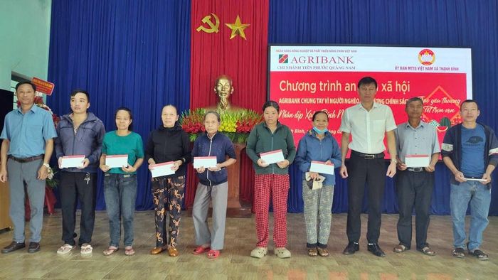 Công tác chăm lo cho người yếu thế được Mặt trận xã Thạnh Bình thực hiện tốt trong thời gian qua. Ảnh: ĐÔNG YÊN